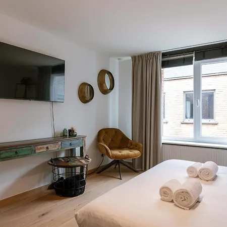 Huswell - Modern In Historic Apartment *