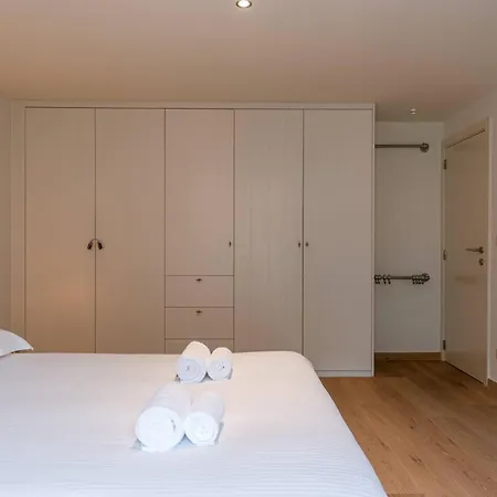 Huswell - Modern In Historic Apartment *
